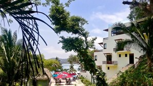 Un resort con zona de piscina, mobiliario exterior y una escalera que lleva a un edificio.