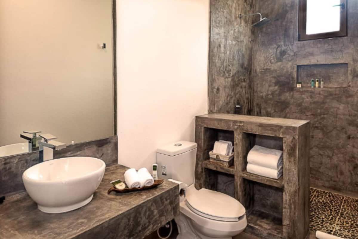 royal suite, multiple beds, non smoking | bathroom | shower, rainfall showerhead, free toiletries, towels