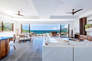 Ocean View Penthouse Premium | 거실 | 위성 채널 시청이 가능한 50인치 평면 TV, TV