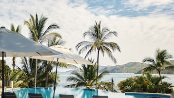 室外游泳池,提供泳池遮陽傘和日光浴躺椅