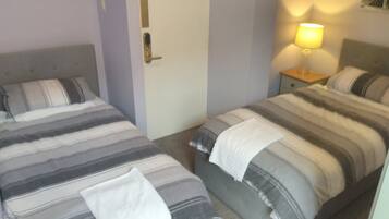 Quarto duplo básico | Wi-Fi de cortesia, roupa de cama