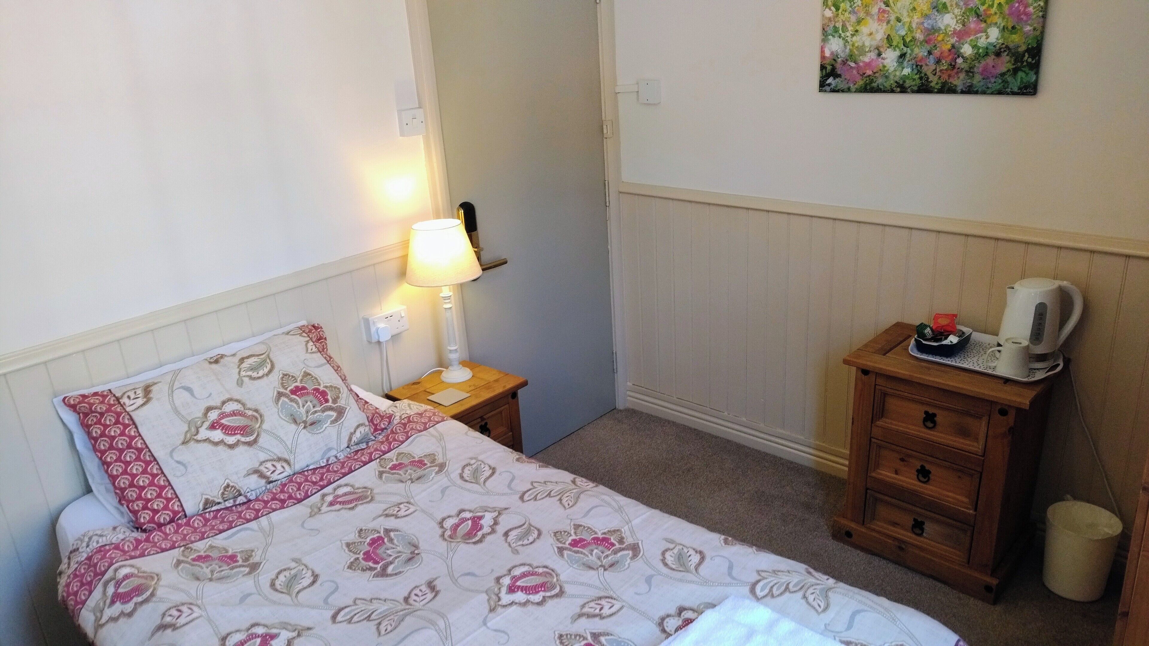 Basic Single Room | Free WiFi, bed sheets