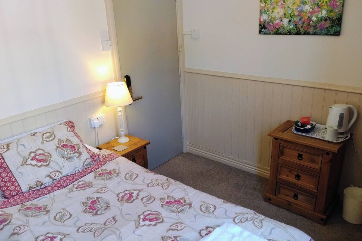 Basic Single Room | Free WiFi, bed sheets