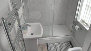 Quarto duplo básico | Banheiro | Chuveiro, toalhas de banho