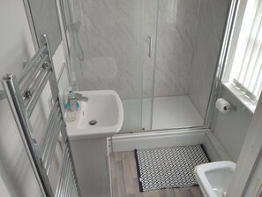 Basic Twin Room | Bathroom | Shower, towels
