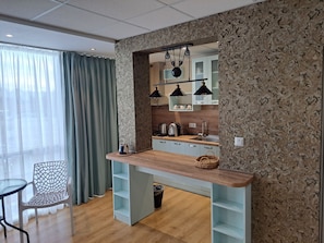 Deluxe Studio, City View | Premium bedding, individually decorated, desk, laptop workspace