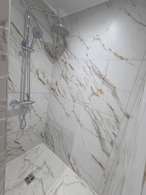 Room | Bathroom | Shower, rainfall showerhead, free toiletries, hair dryer - City Hotel (Burgas)