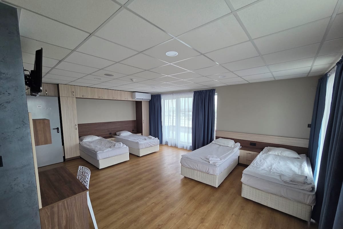 Comfort Studio | Premium bedding, individually decorated, desk, laptop workspace