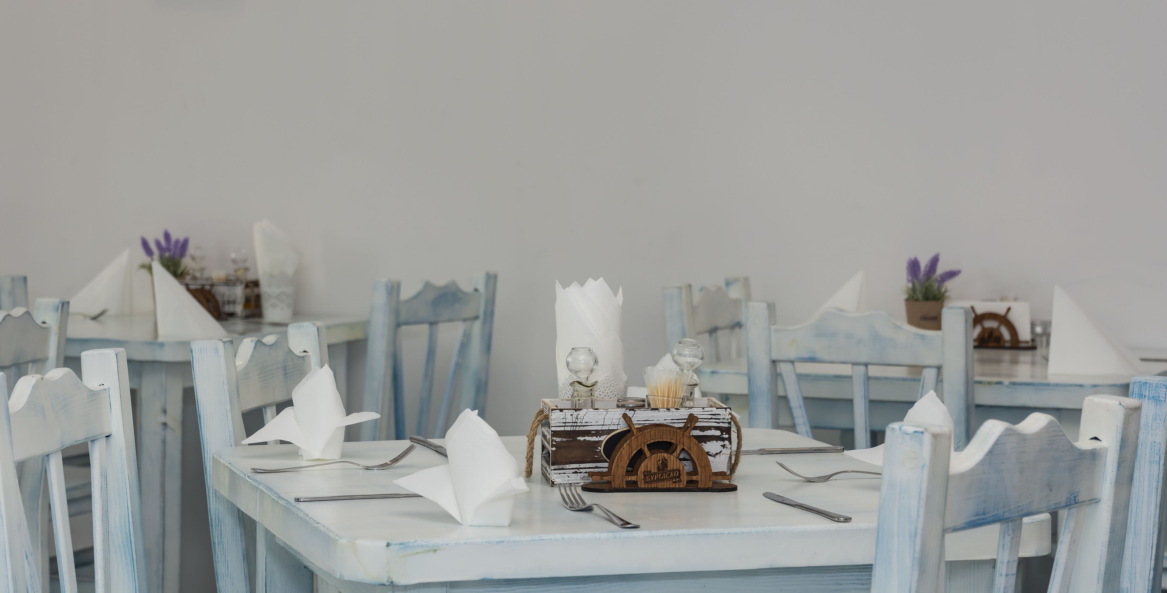 breakfast, lunch and dinner served