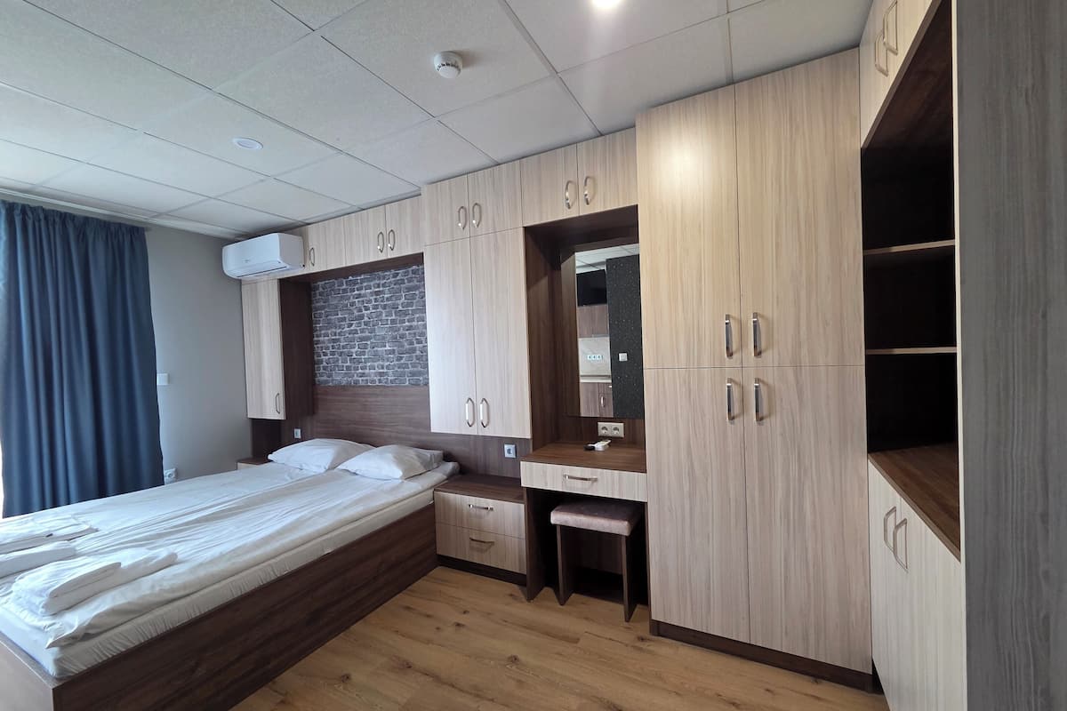 Room | Premium bedding, desk, laptop workspace, blackout drapes
