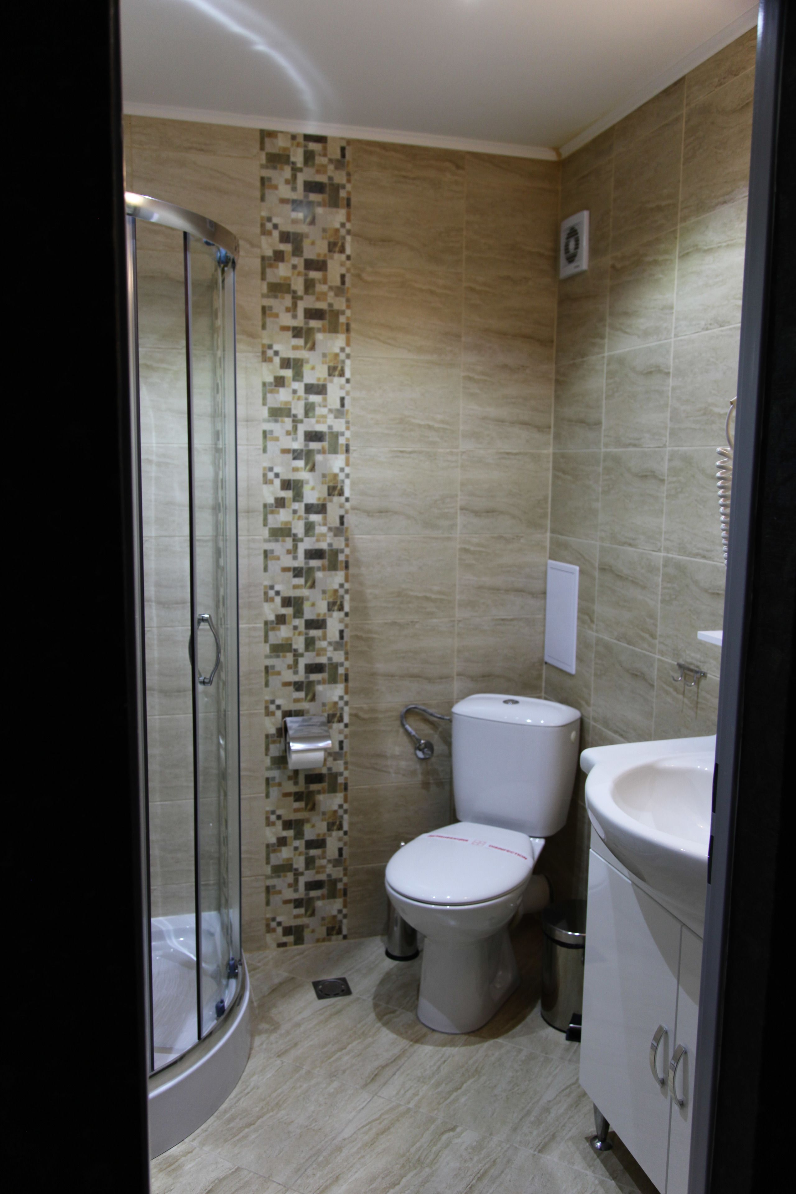 shower, rainfall showerhead, free toiletries, hair dryer