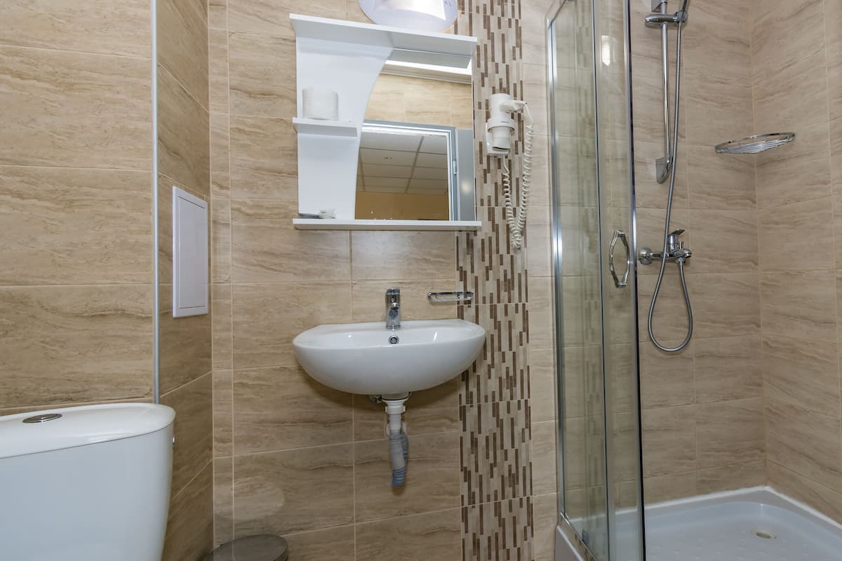 shower, rainfall showerhead, free toiletries, hair dryer