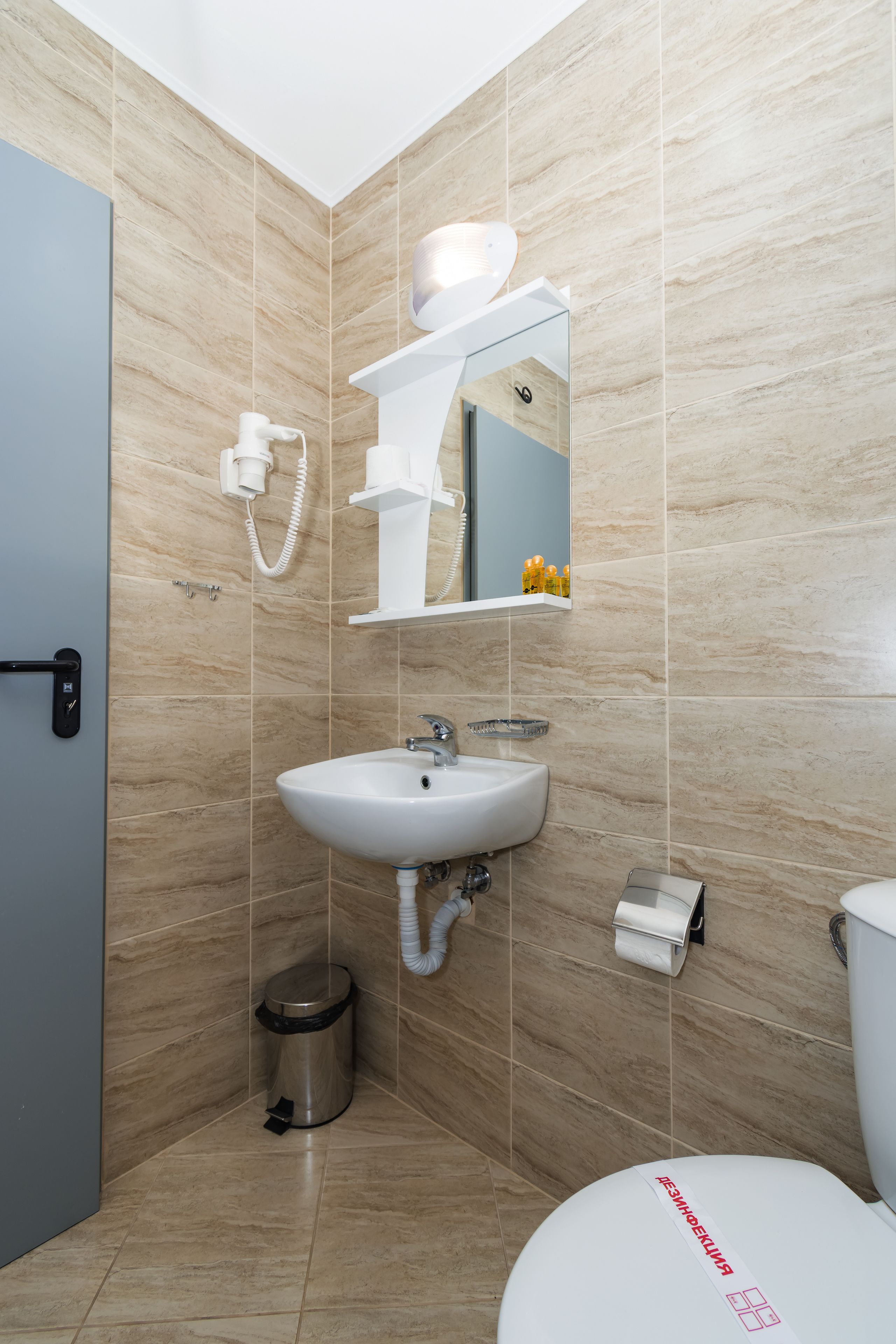 shower, rainfall showerhead, free toiletries, hair dryer