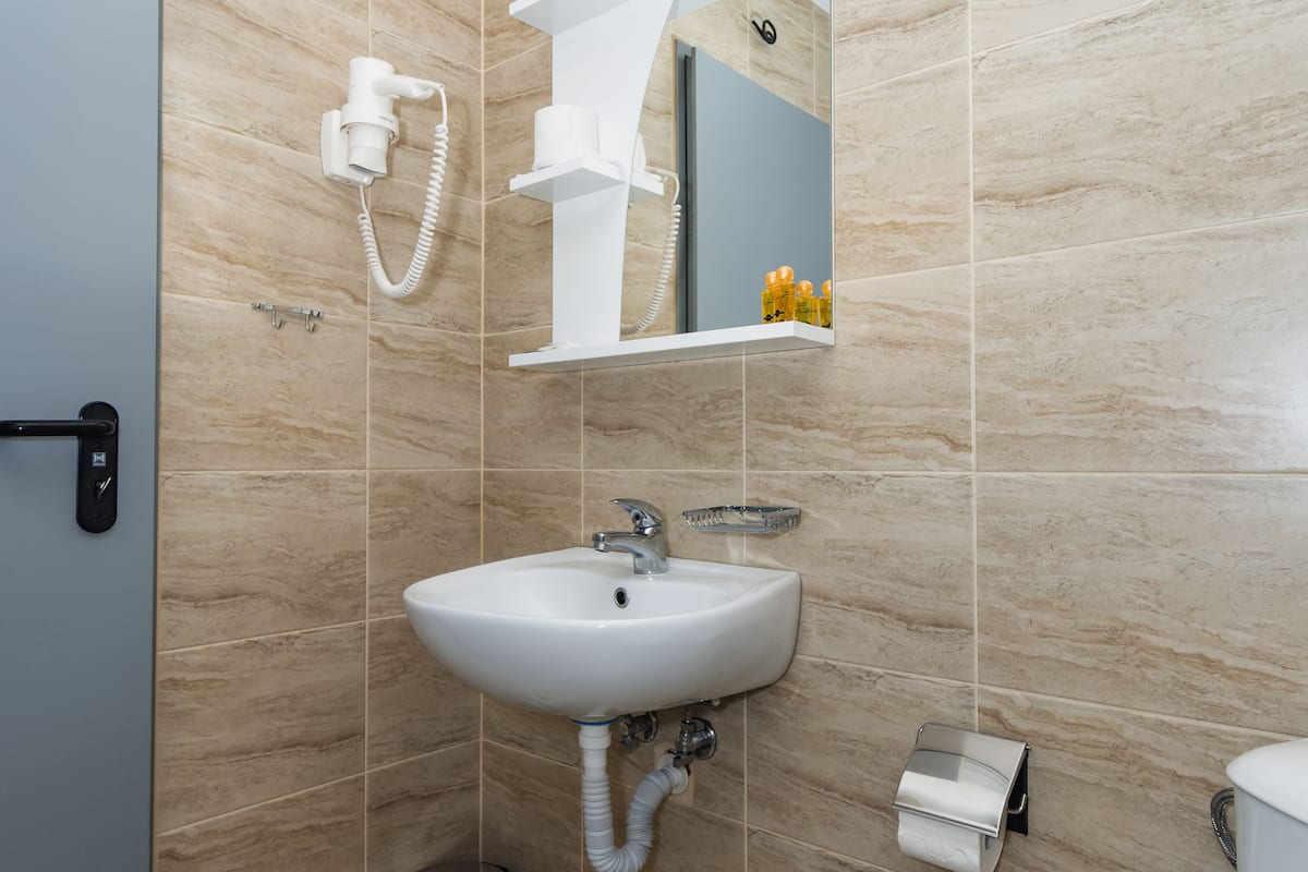 shower, rainfall showerhead, free toiletries, hair dryer