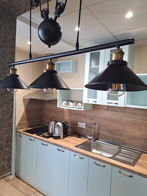 淋浴设施、大花洒淋浴喷头、免费洗浴用品、吹风机