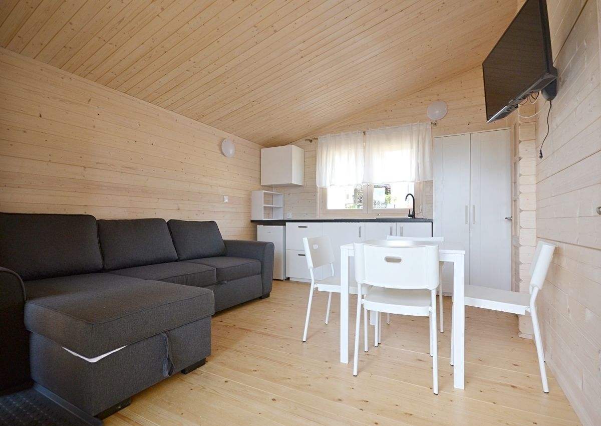 Nhà gỗ tiện nghi đơn giản, 1 phòng ngủ, hiên, quang cảnh hồ (Domek D1 - Anastazja) | Bộ đồ giường cao cấp, màn/rèm cản sáng, bàn ủi/dụng cụ ủi quần áo 