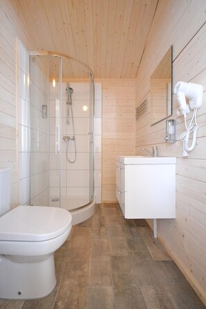 Nhà gỗ tiện nghi đơn giản, 1 phòng ngủ, hiên, quang cảnh hồ (Domek D1 - Anastazja) | Phòng tắm | Buồng tắm vòi sen, khăn tắm 