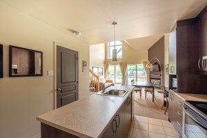 Refrigerador, microondas, horno, placa de cocina