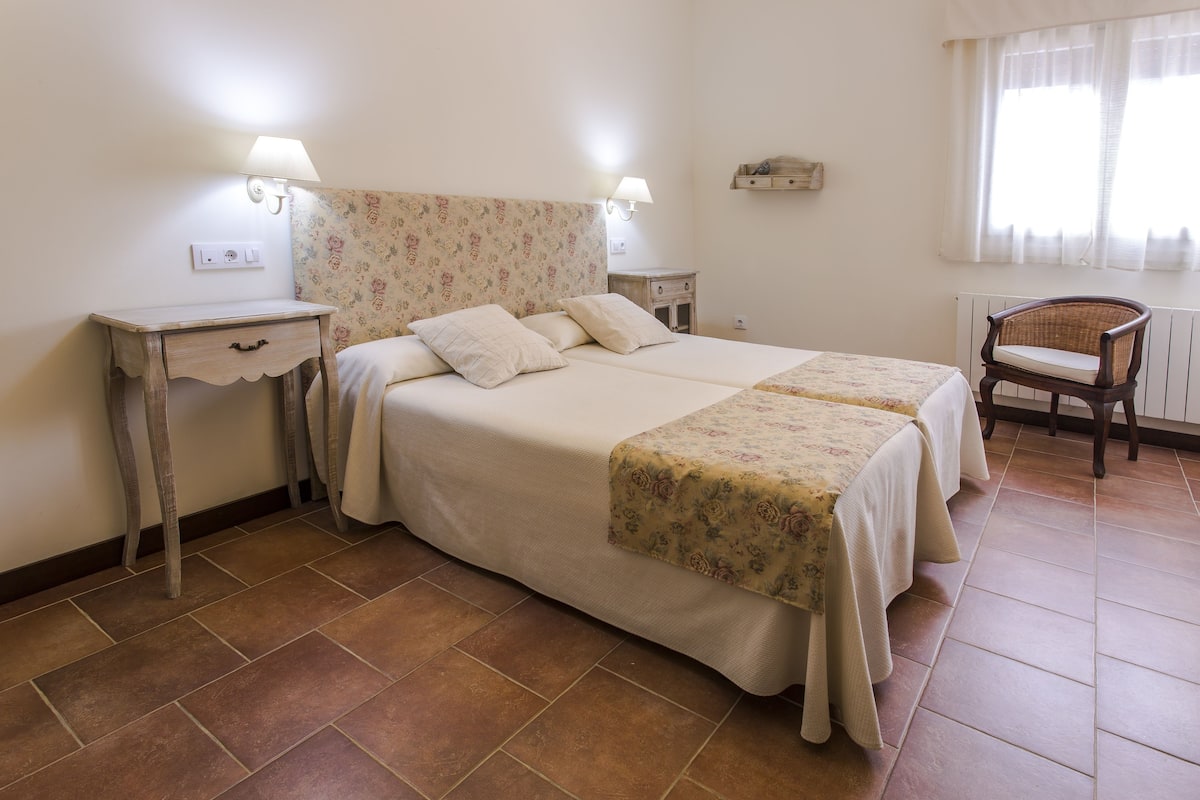 Escritorio, wifi gratis, ropa de cama y acceso para silla de ruedas