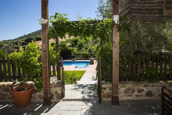 สระว่ายน้ำกลางแจ้งเปิดตามฤดูกาล, เก้าอี้อาบแดดริมสระ