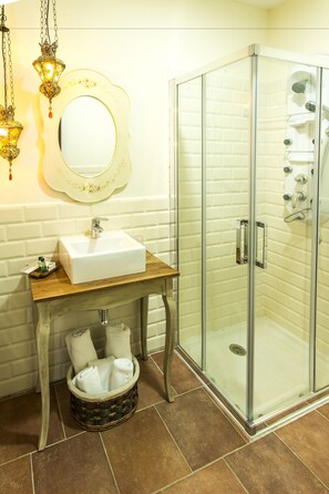 Chambre avec lits jumeaux, 2 lits une place, terrasse | Salle de bain | Douche, articles de toilette gratuits, sèche-cheveux