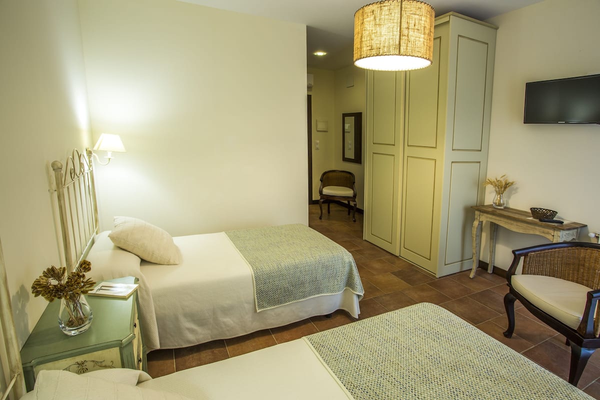 Escritorio, wifi gratis, ropa de cama y acceso para silla de ruedas