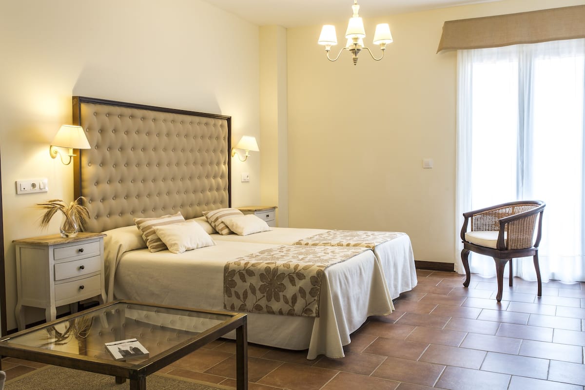 Escritorio, wifi gratis, ropa de cama y acceso para silla de ruedas