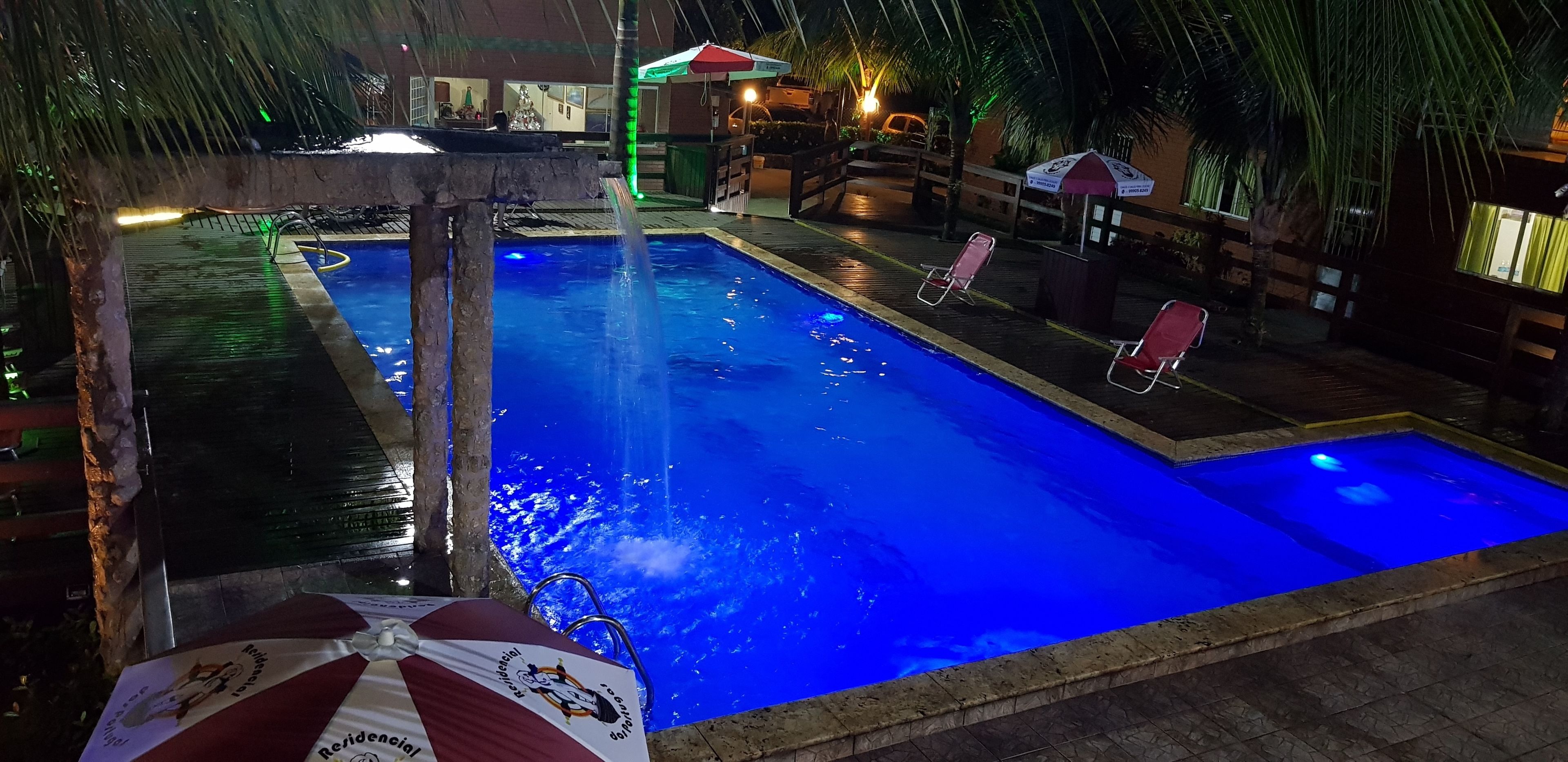 Una piscina techada, una piscina al aire libre