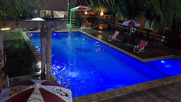 Una piscina techada, una piscina al aire libre