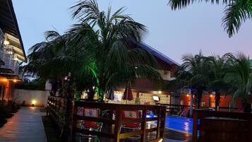 Inomhuspool och utomhuspool