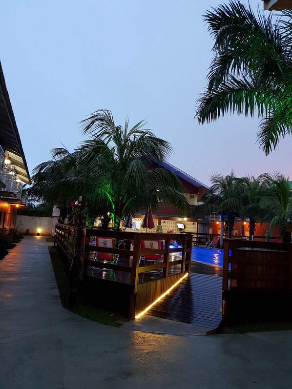 Sisäuima-allas, ulkouima-allas