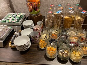 每日供應自助早餐 (每人 EUR14)