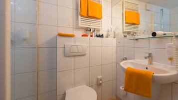 Quarto casal, 1 cama de casal, para não fumantes | Banheiro | Chuveiro, secador de cabelo, toalhas de banho