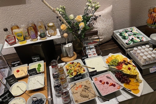 Sarapan bufet setiap hari (EUR 14 seorang)