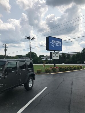 Free self-parking - Americas Best Value Inn Manchester, TN (Manchester)