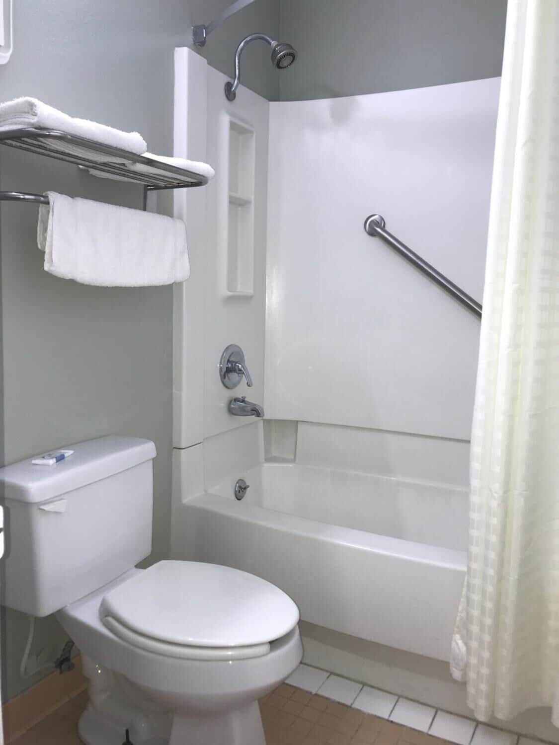 Kombinasi shower/bathtub dan perlengkapan mandi gratis