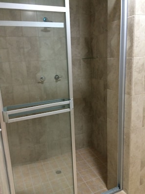 Douche, serviettes fournies, savon, shampooing