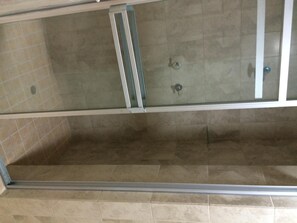 Douche, serviettes fournies, savon, shampoing