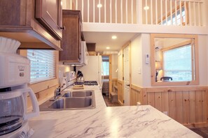 Lemari es besar, microwave, oven, dan kompor