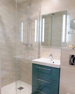 Doppelzimmer (Coloniale) | Badezimmer | Dusche, kostenlose Toilettenartikel, Haartrockner, Handtücher
