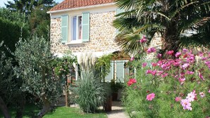 A stone house with a stone pathway leading to the entrance. - Le Petit Nailly (Magny-les-Hameaux)