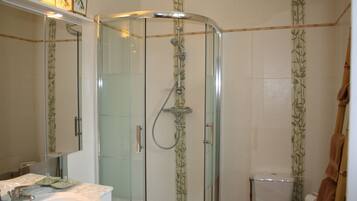 Double Room (Campagne) | Bathroom | Shower, free toiletries, hair dryer, towels