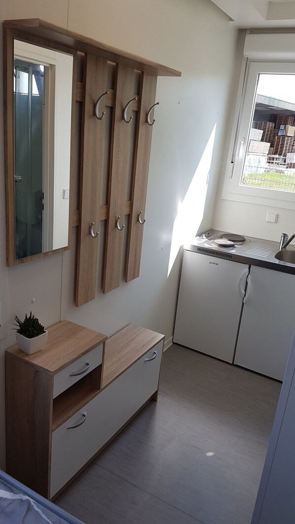 Double Room | Private kitchenette | Fridge, stovetop, cookware/dishes/utensils - Monteurzimmer Glückstadt (Glueckstadt)