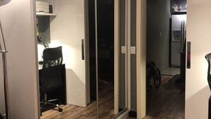 Centro de negocios en la habitación