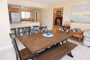Cobertura, 2 quartos, cozinha, vista para a praia | Opções para refeição no quarto
