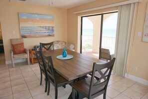 Penthouse, 2 slaapkamers, keuken, uitzicht op strand | Dineren in de kamer