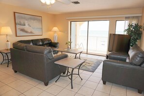 Penthouse, 2 chambres, cuisine, vue plage | Coin séjour