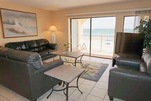 Penthouse, 2 chambres, cuisine, vue plage | Coin séjour