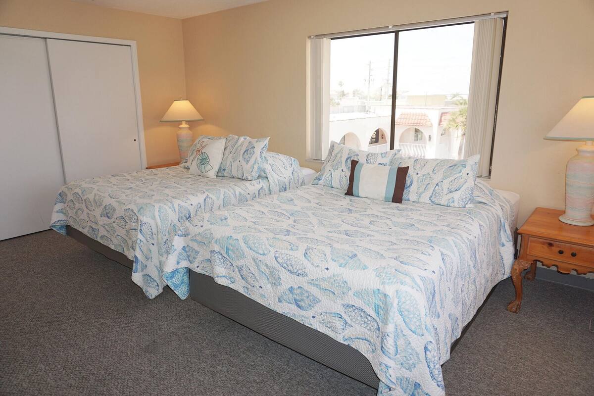 Penthouse, 2 Schlafzimmer, Küche, Strandblick | Bügeleisen/Bügelbrett, kostenloses WLAN, individuell dekoriert