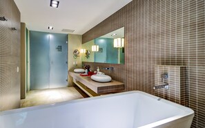 Separate bathtub and shower, deep-soaking bathtub, free toiletries